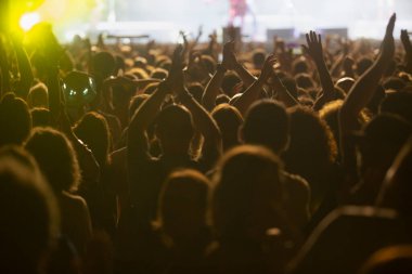 Konserde cep telefonu olan insanlar. Cep telefonlu eller. Bir konserde halk cep telefonuyla fotoğraf çekiyor..