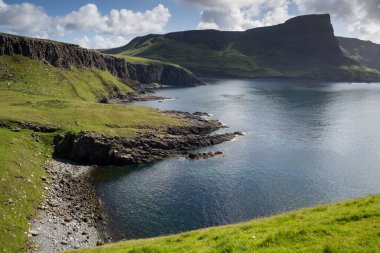 İskoçya 'nın Skye Adası' ndaki Neist Point Deniz feneri çevresindeki uçurumlar
