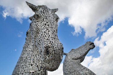 Kelpie 'ler İskoçya' da at gücüyle beslenen mirasın anıtıdır. Falkirk 'teki Kelpie' ler. Andy Scott heykeltıraş