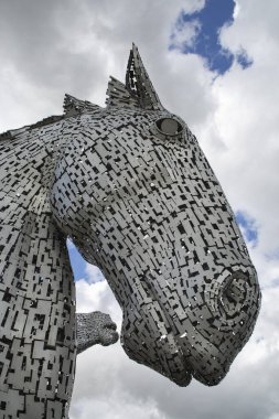 Kelpie 'ler İskoçya' da at gücüyle beslenen mirasın anıtıdır. Falkirk 'teki Kelpie' ler. Andy Scott heykeltıraş