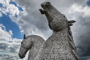 Kelpie 'ler İskoçya' da at gücüyle beslenen mirasın anıtıdır. Falkirk 'teki Kelpie' ler. Andy Scott heykeltıraş