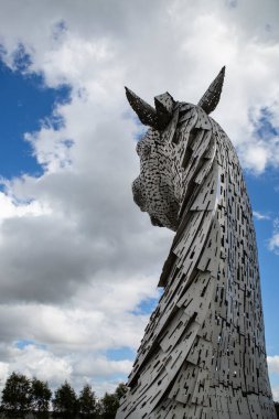 Kelpie 'ler İskoçya' da at gücüyle beslenen mirasın anıtıdır. Falkirk 'teki Kelpie' ler. Andy Scott heykeltıraş