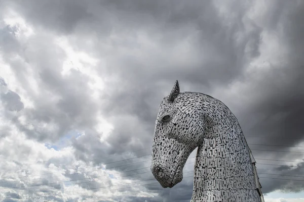 Kelpie 'ler İskoçya' da at gücüyle beslenen mirasın anıtıdır. Falkirk 'teki Kelpie' ler. Andy Scott heykeltıraş