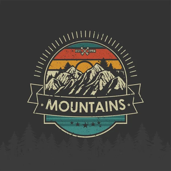 Retro Vintage Logo Odznaka Przygoda Góry Zewnątrz Naklejki Shirt Kapelusz — Wektor stockowy