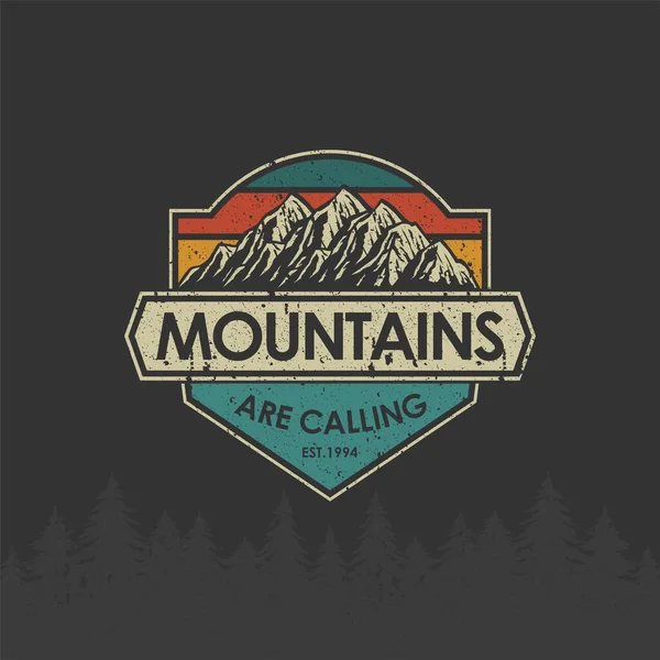 Aventura Emblema Logotipo Vintage Retro Montanhas Livre Para Adesivo Shirt — Vetor de Stock