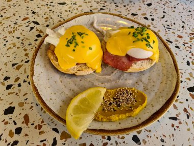 Benedict usulü yumurtalı kahvaltı günün ilk sağlıklı öğünüdür.
