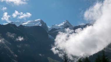 Dağların güzel manzarası