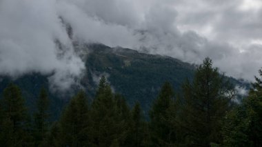 Dağları ve bulutları olan güzel bir manzara