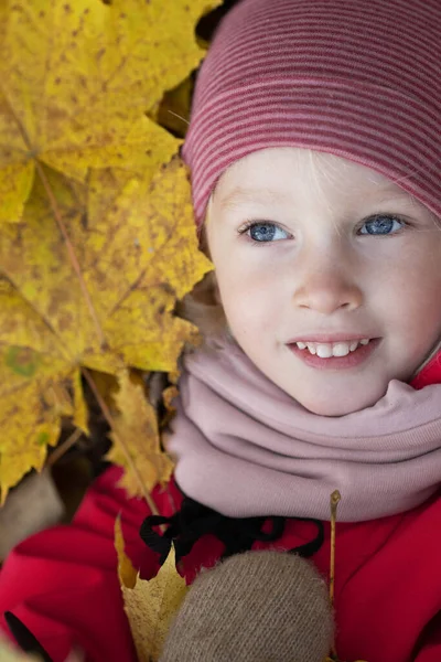 Enfant mignon petite fille cheveux blonds marche forêt d'automne. Vertical — Photo