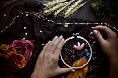 Nakışla birlikte koyu düz yatıyordu. El yapımı, el yapımı, hobi