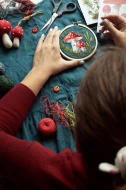 Düz yatıyordu üzerinde el yapımı sineksi mantar işlemesi vardı.