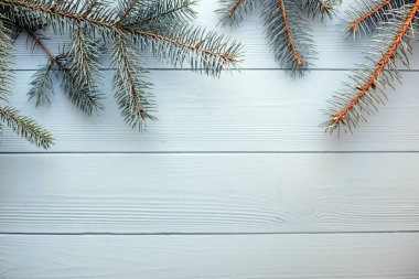 Noel ve yeni yıl ağacı dallarıyla ahşap arka plan. Boşluğu kopyala