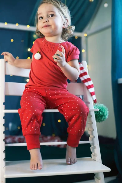 小女孩的红色睡衣装饰了圣诞房间。寒假，新年前夕 — 图库照片