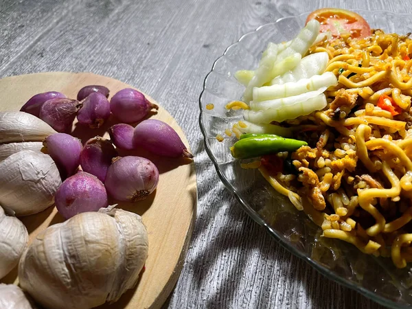 Eriştelerden, pirinçlerden, sebzelerden yapılan lezzetli Asya yemeklerini tek bir tabakta birleştirin.