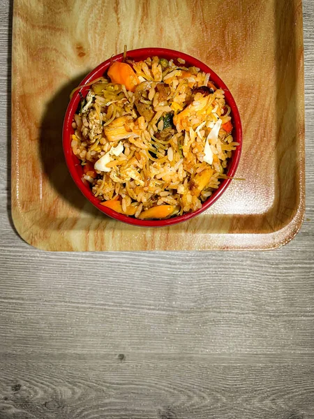 Vista Ángulo Superior Tazón Especias Arroz Frito Con Verduras Huevos — Foto de Stock