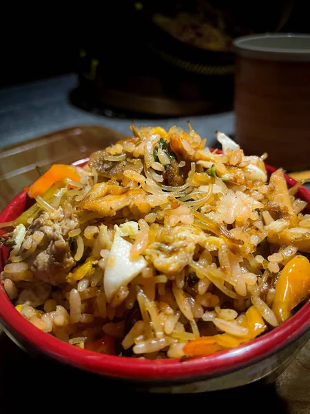 Tazón Especias Arroz Frito Con Verduras Huevos Fritos Fideos Sirve —  Fotos de Stock