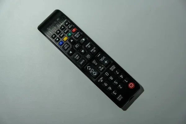 beyaz arkaplanda izole edilmiş siyah bir televizyon uzaktan kumandasının düz görünümü