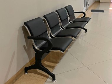 Modern siyah bekleme odası sandalyesinin yan görünüşü