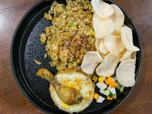 Nasi Goreng Telur Kaki Ayam Goreng Dan Sayuran Piring Hitam — Stok Foto
