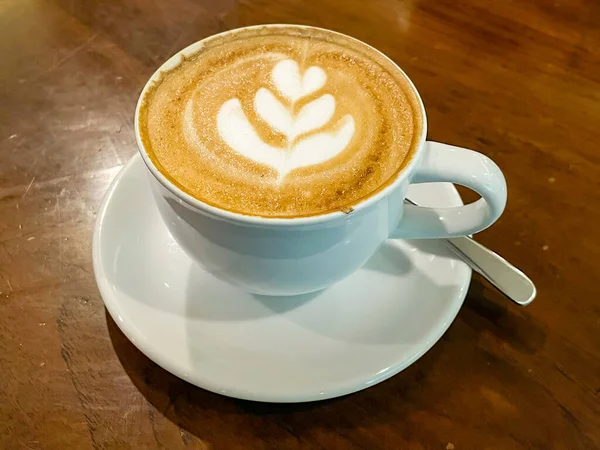 Tasse Heißen Cappuccino Weißer Tasse Mit Latte Art Auf Holztisch — Stockfoto