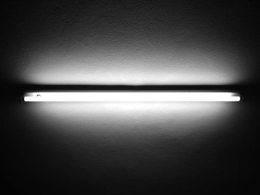 Duvardaki lambanın basit fotoğrafı.