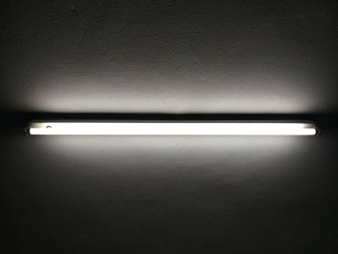 Duvardaki lambanın basit fotoğrafı.