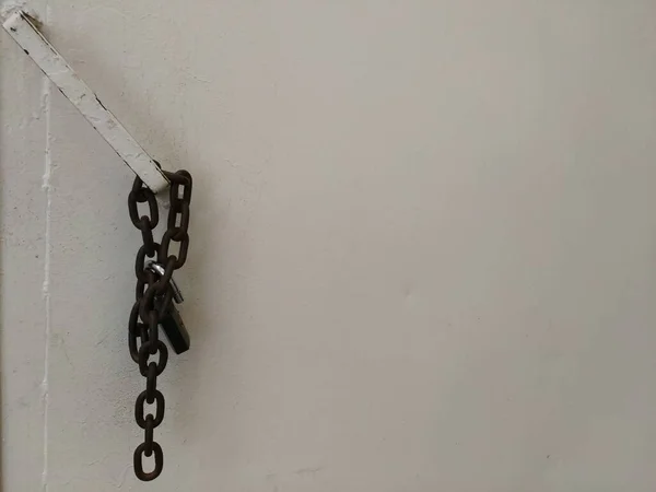 Zincirinde Asma Kilit Olan Metal Bir Kapı — Stok fotoğraf