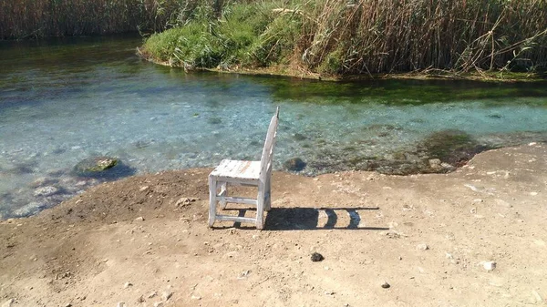 Nehir Kıyısındaki Eski Püskü Beyaz Tahta Sandalye — Stok fotoğraf
