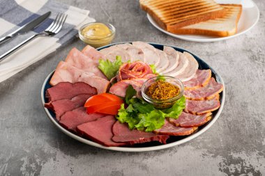 Masadaki tabakta çeşit çeşit et lezzetleri.