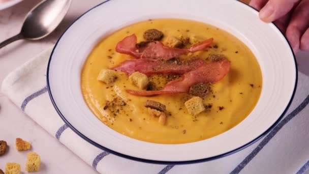 Σούπα κρέμα κολοκύθας χύνεται σε ένα πιάτο close-up — Αρχείο Βίντεο