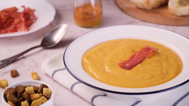 La sopa de crema de calabaza está decorada con chips de carne seca — Vídeos de Stock