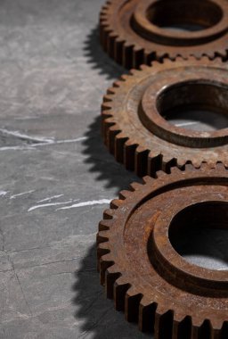 Gri arka planda paslı metal dişliler