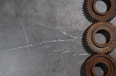 Gri arka planda paslı metal dişliler