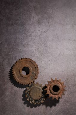 Gri arka planda paslı metal dişliler