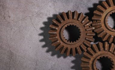 Gri arka planda paslı metal dişliler