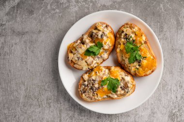 Gri arkaplanda tabakta peynir