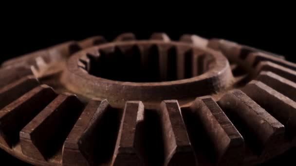 金属齿轮在黑色背景特写上的转动 — 图库视频影像