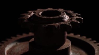 Siyah arka planda metal teçhizatın dönüşü