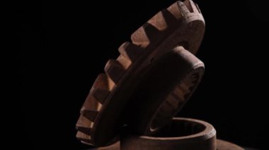 Siyah arka planda metal teçhizatın dönüşü