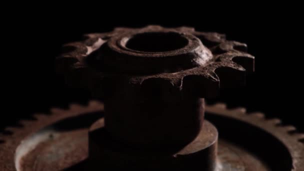 金属齿轮在黑色背景特写上的转动 — 图库视频影像