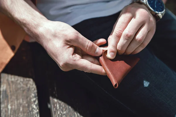 Titular de moneda de cuero en las manos de los hombres de cerca — Foto de Stock