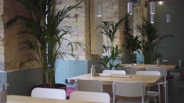Leeres Restaurantcafé ohne Menschen drinnen. Breite Tische im Coffeeshop ohne Kunden bei Ausbruch der Coronavirus-Pandemie. Dienstleistungsunternehmen auf Covid-19-Quarantäne. Zeitlupe. — Stockvideo