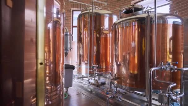Lesklé nové velké pivní nádrže v širokém záběru. Vybavení pro výrobu piva v pivovarnickém baru. Koncept výroby alkoholu a služeb. — Stock video