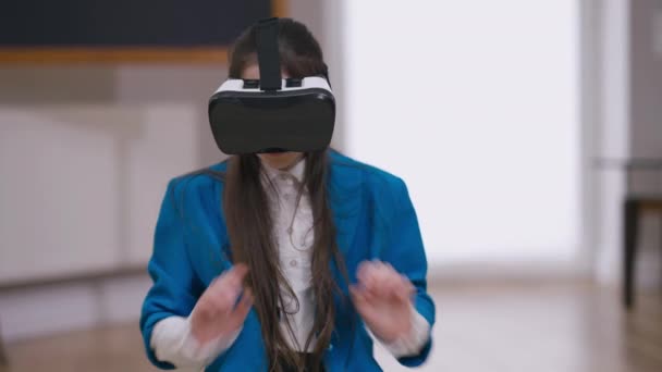 Portrait d'adolescente effrayée dans un casque VR jouant à un jeu vidéo. Effrayé jeu adolescent caucasien dans la réalité augmentée à la maison à l'intérieur le week-end. Loisirs et mode de vie. — Video