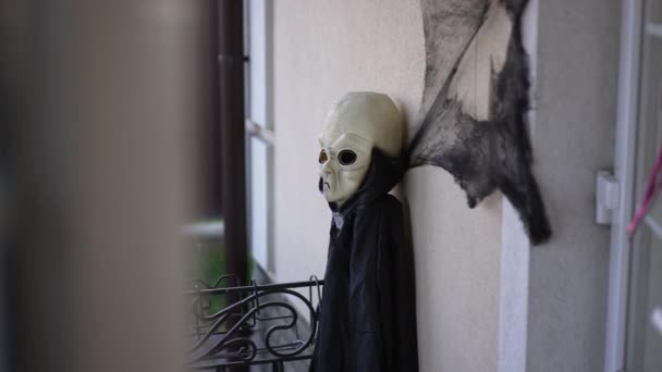 Vista lateral alienígena traje decoração e teia de aranha preta na casa em 31 de outubro. Decorações de Halloween no jardim da frente em All Hallows Day. — Vídeo de Stock