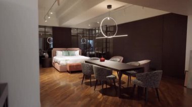 İçerideki lüks mobilya mağazasına canlı kamera giriyor. Dükkanda geniş açılı pahalı mobilyalar. Tarz ve lüks konsept.