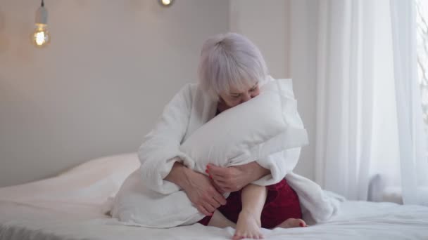 Mutlu Gülümseyen Olgun Kadın Temiz Yastık Kokusu Alıyor Yatakta Oturan — Stok video