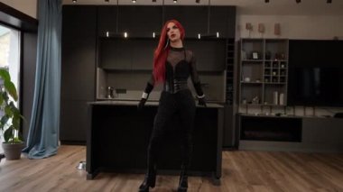 Geniş açılı müsrif transseksüel beyaz adam, tatmin olmamış bir yüz ifadesiyle mutfağa yavaş çekimde giriyor. Evine dönen narsist LGBT 'nin portresi. Hayal kırıklığı ve stres,