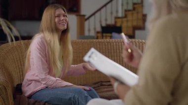 Histerik, ağlayan genç bir kadın koltukta oturmuş bulanık psikologla konuşuyor ve önünde el kol hareketi yapıyor. Kafkasyalı, akıl sağlığı yerinde olmayan bin yıllık bir hastanın portresi..