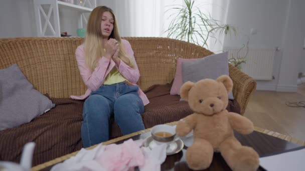 Portrét deprimované frustrované mladé ženy sedící na gauči v kanceláři psychoterapeuta. Ohromený kavkazský tisíciletý ženský pacient sdílející myšlenky s lékařem. — Stock video